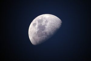 Once in a blue moonってどんな意味？月に関するイディオムを学ぼう
